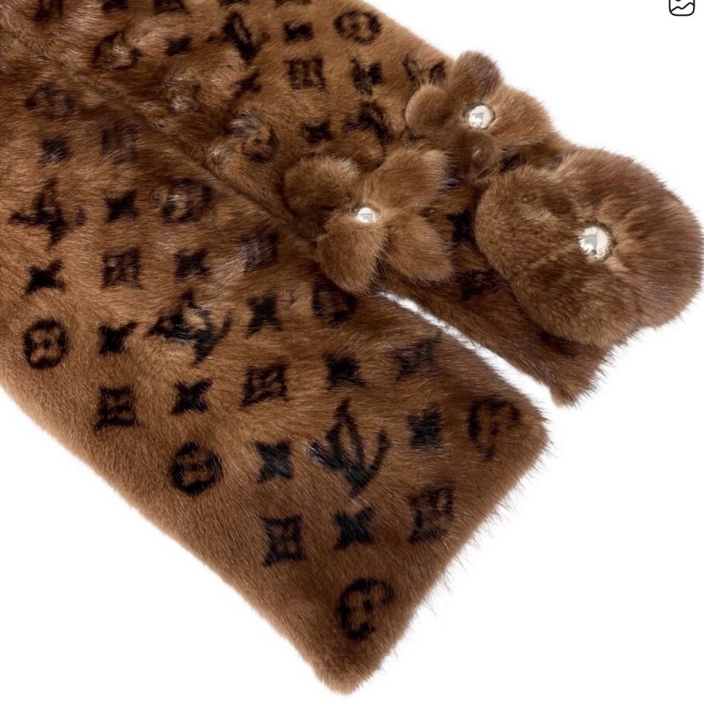 Louis Vuitton Classic Vintage Monogram Mink fur Scarf Stole - Picture 3 of 9